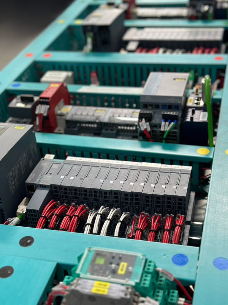 Interior de painel de automação com CLP montado pela Chronus