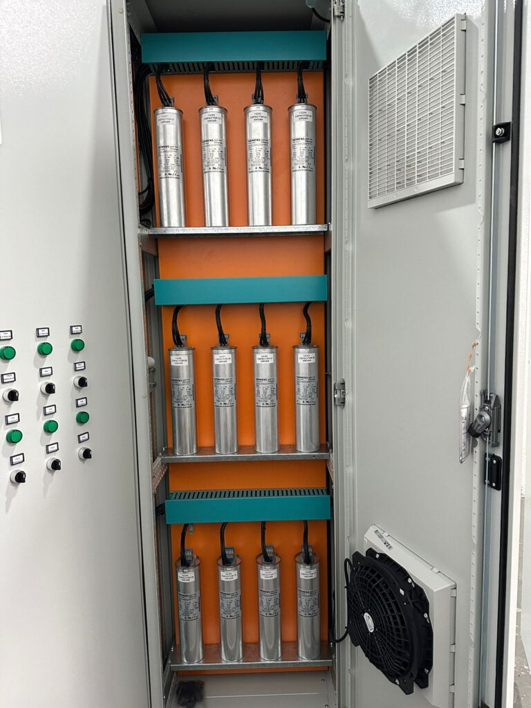 Banco de capacitores montado pela Chronus