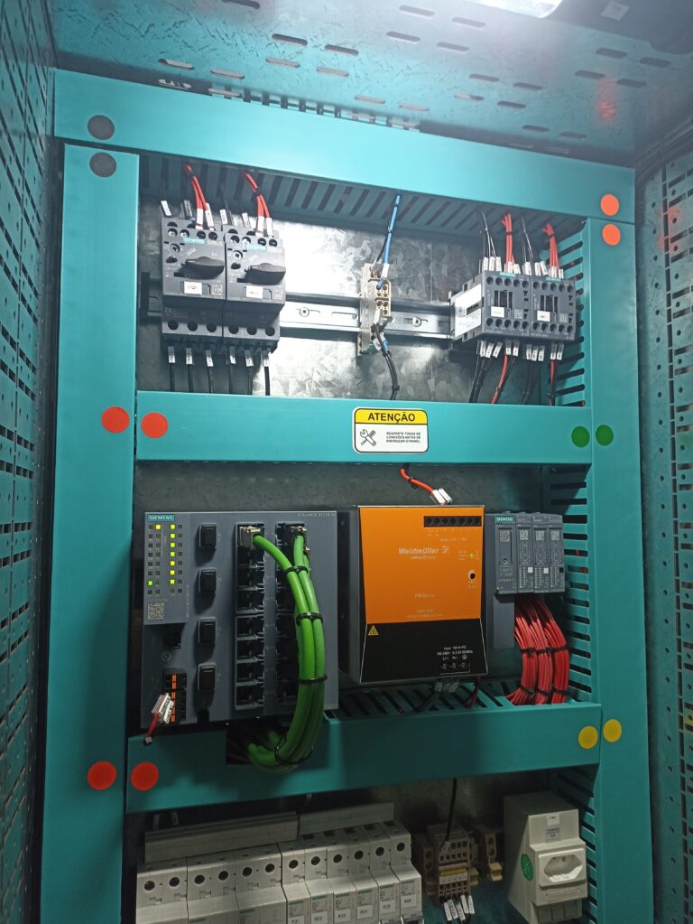 CLP Siemens e fonte em painel de automação montado pela Chronus