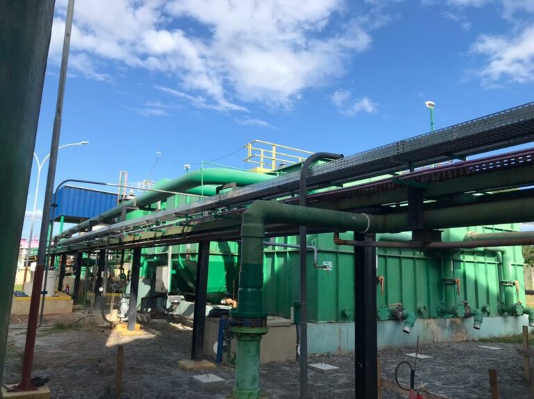 Área de tubulação industrial em obra da Chronus