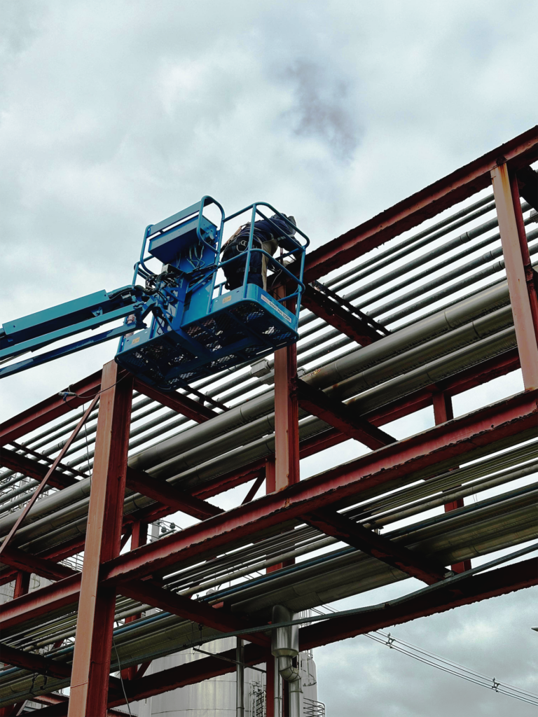 Montagem de infraestrutura elétrica em piperack
