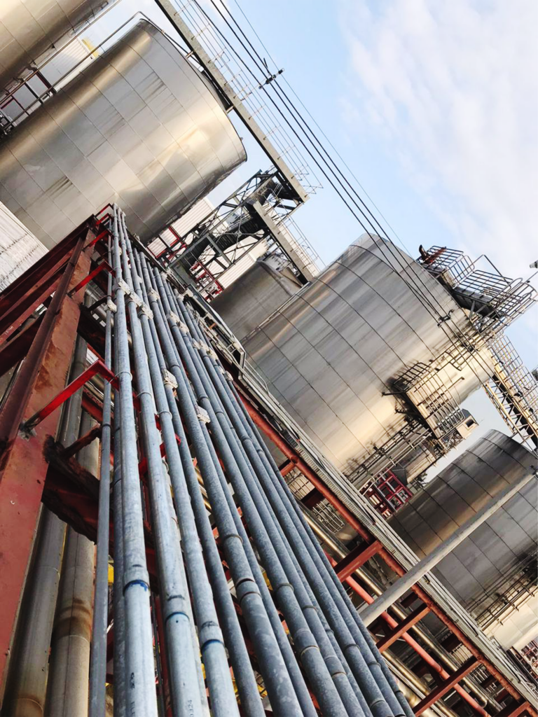Montagem de infraestrutura elétrica em piperack