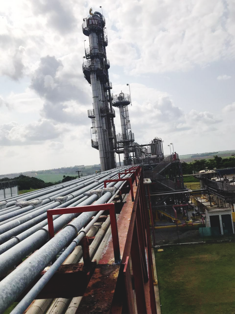 Infraestrutura elétrica em piperack montada pela Chronus