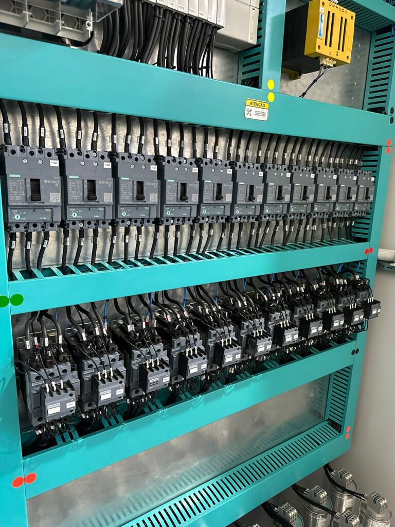 Disjuntores e contatores em painel de banco de capacitores