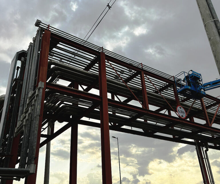 Montagem de infraestrutura elétrica em piperack