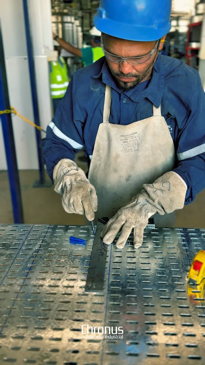 Montador da Chronus preparando eletrocalha em obra